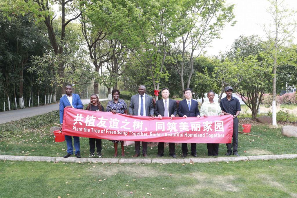 肯尼亚驻华大使威利·贝特一行来威尼斯官网交流访问